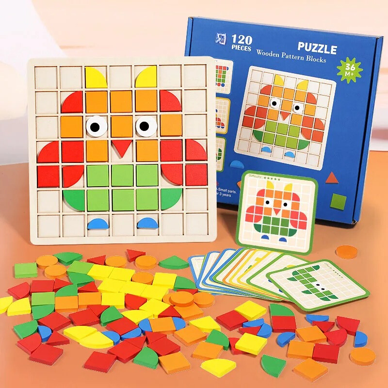 Enfant jouant avec un puzzle en bois Montessori sur une table