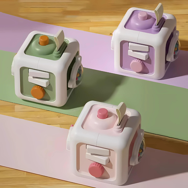 Enfant jouant avec un cube sensoriel, développant sa motricité