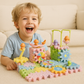Enfant jouant avec kit éducatif rotatif en ABS coloré