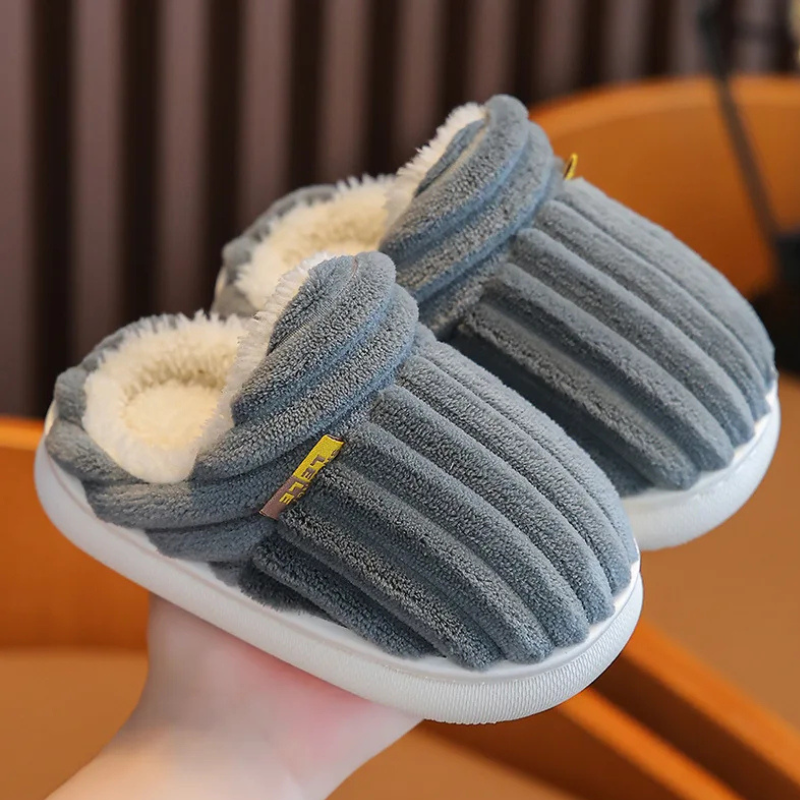 Chaussons pour enfants avec semelle antidérapante en gros plan