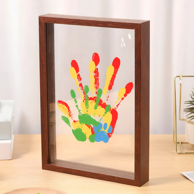 Empreinte de main d'enfant sur fond coloré