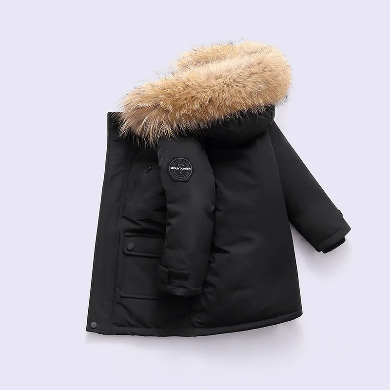 Enfant portant un manteau chaud, jouant dans la neige