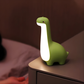 Veilleuse dinosaure allumée, lumière douce et apaisante