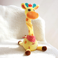 Gros plan sur la girafe jouet illuminée en mouvement