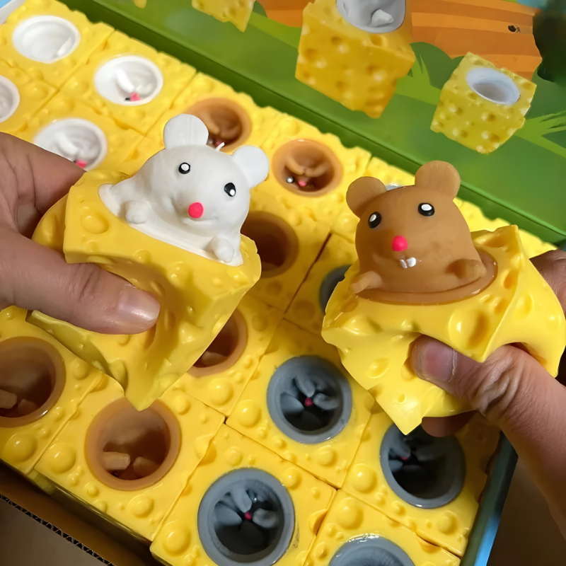 Gros plan sur le jouet fromage avec souris pop-up