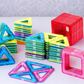 Enfant jouant avec des blocs magnétiques colorés