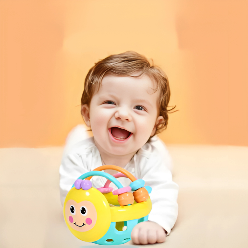 Bébé tenant un anneau de dentition en silicone