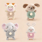 Bébé tenant un hochet en peluche animal
