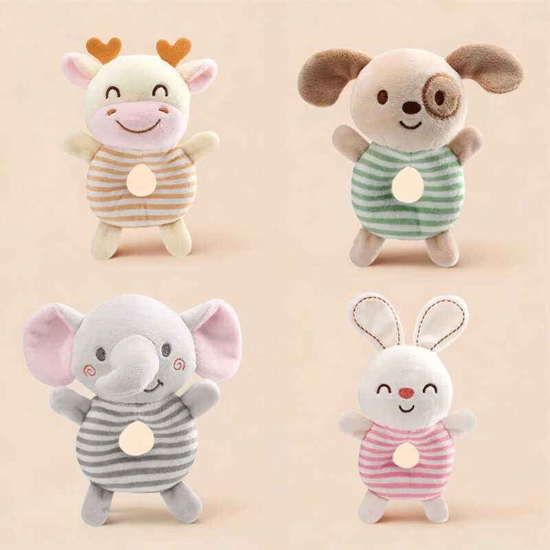 Bébé tenant un hochet en peluche animal