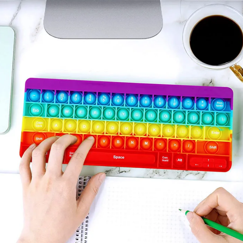 Fidget à bulles coloré en gros plan sur une table