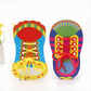 Jouet de laçage coloré avec lacets et formes en carton