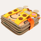 Enfant explorant une page tactile du livre Montessori