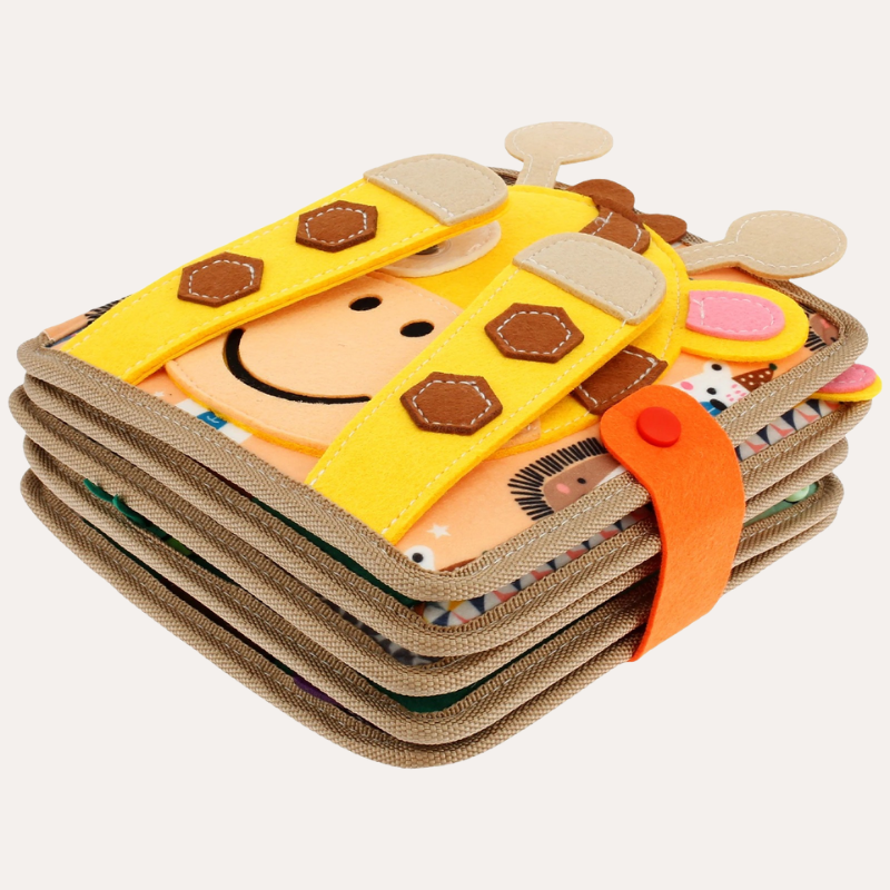 Enfant explorant une page tactile du livre Montessori