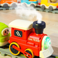 Enfant jouant avec un train à vapeur sur un tapis