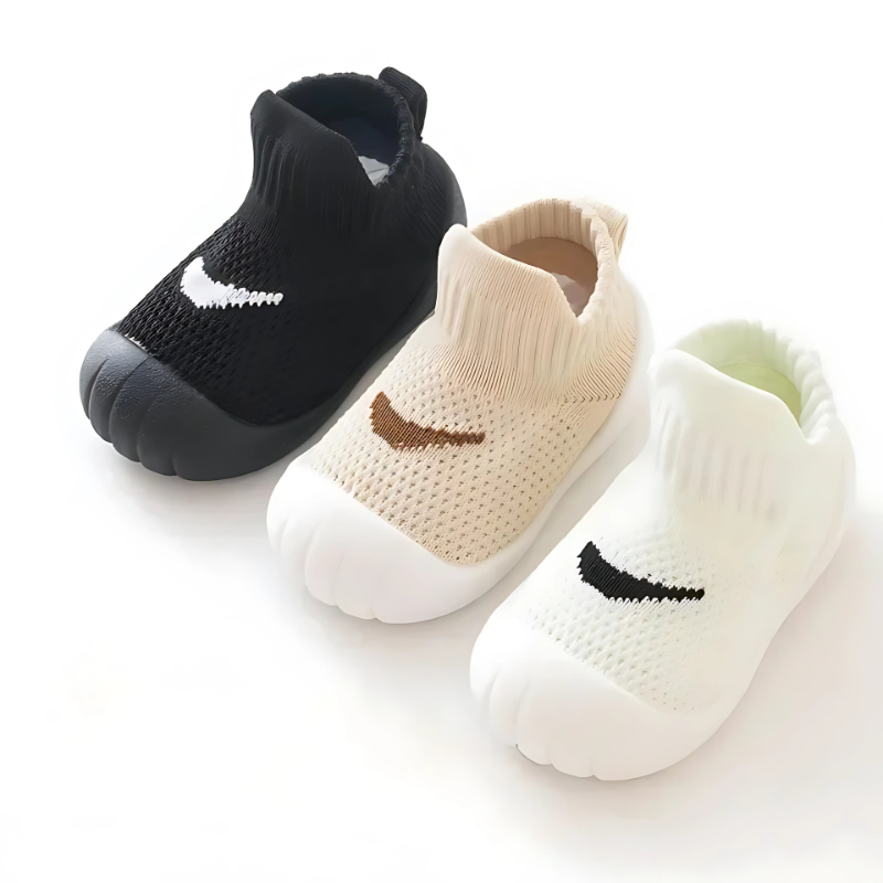 Gros plan sur la semelle antidérapante des chaussons bébé