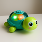Enfant jouant avec une tortue musicale sur le sol