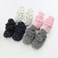 Chaussons bébé avec semelles anti-dérapantes en gros plan