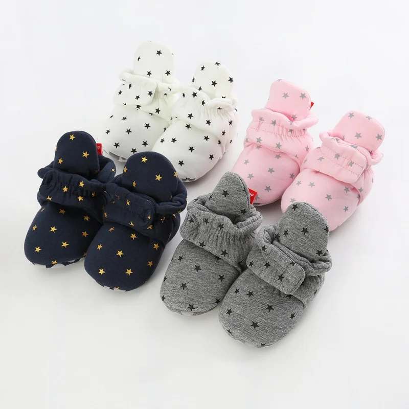 Chaussons bébé avec semelles anti-dérapantes en gros plan