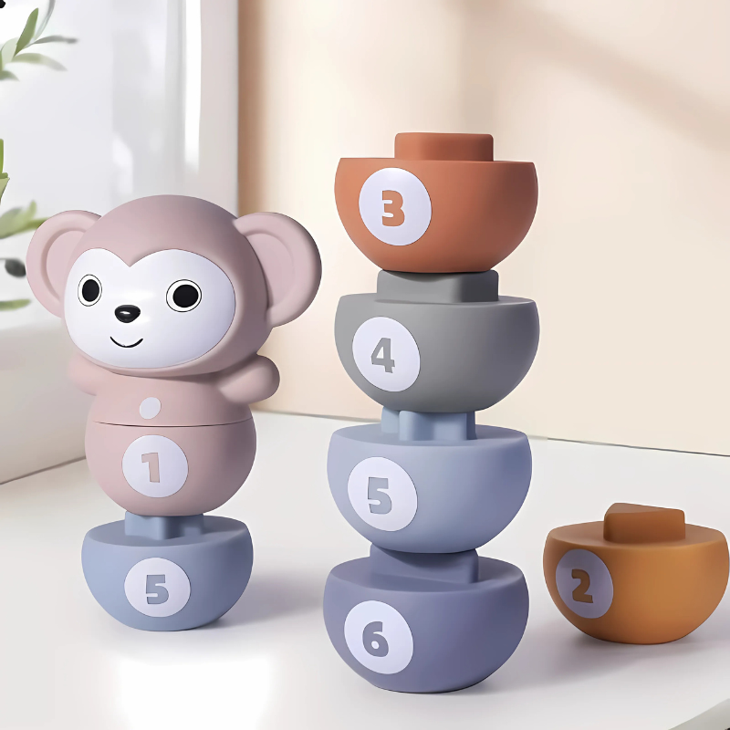 Main d'enfant touchant une quille en silicone texturée