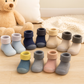 Gros plan sur la semelle flexible en caoutchouc des chaussons