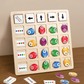 Enfant jouant avec un jeu de stratégie Montessori éducatif