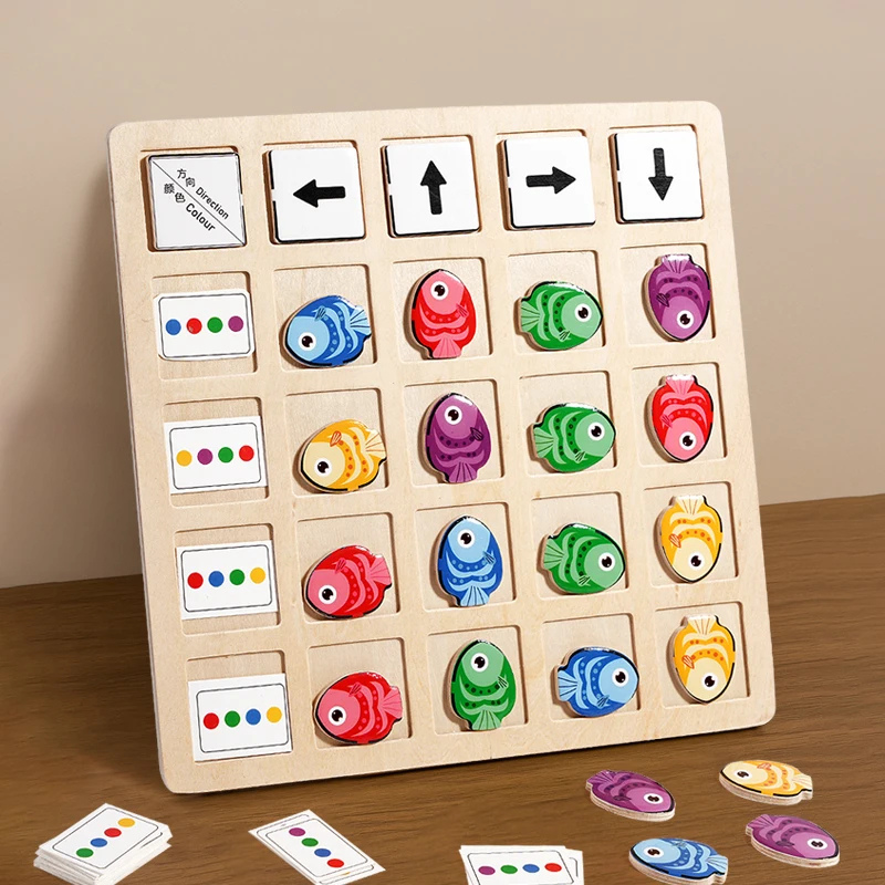 Enfant jouant avec un jeu de stratégie Montessori éducatif