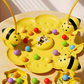 Main d'enfant manipulant une abeille sur le plateau
