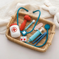 Main d'enfant tenant un stéthoscope jouet coloré