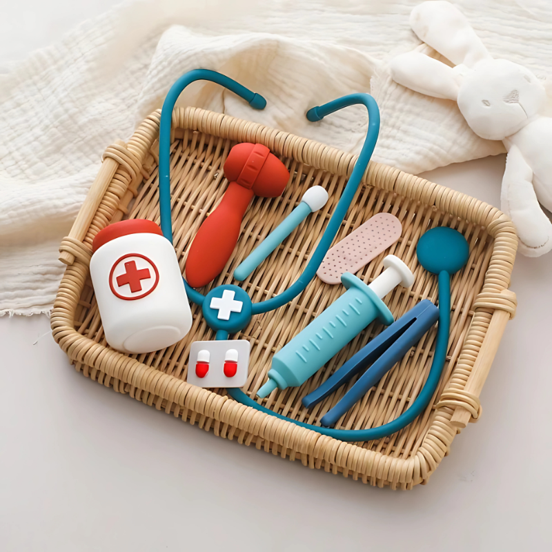 Main d'enfant tenant un stéthoscope jouet coloré