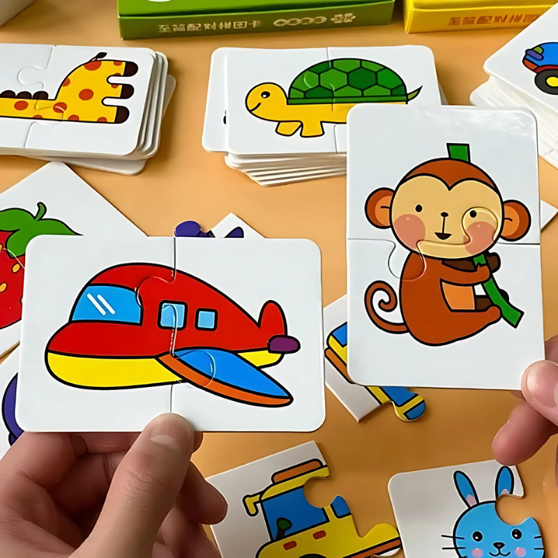 Main d'un enfant assemblant des pièces de puzzle en bois