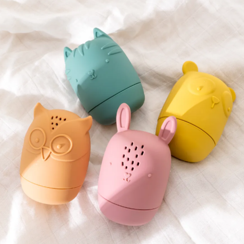 Main d'enfant tenant un jouet de bain en silicone coloré