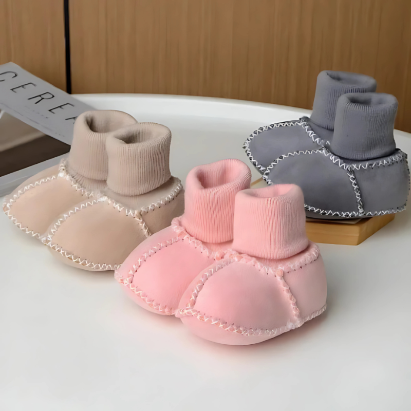 Gros plan sur la doublure moelleuse des chaussures bébé