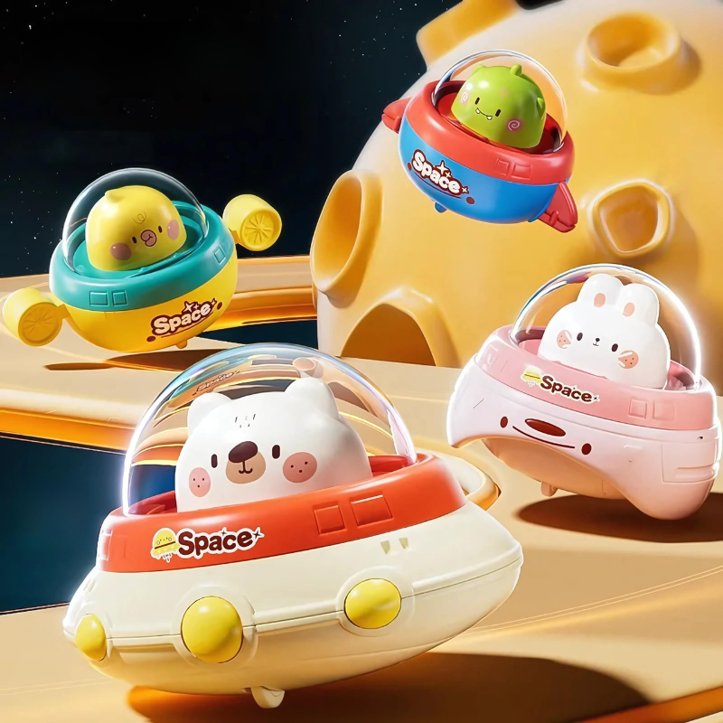 Enfant jouant avec une soucoupe volante à friction