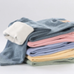 Enfant portant un pantalon polaire, jouant dehors