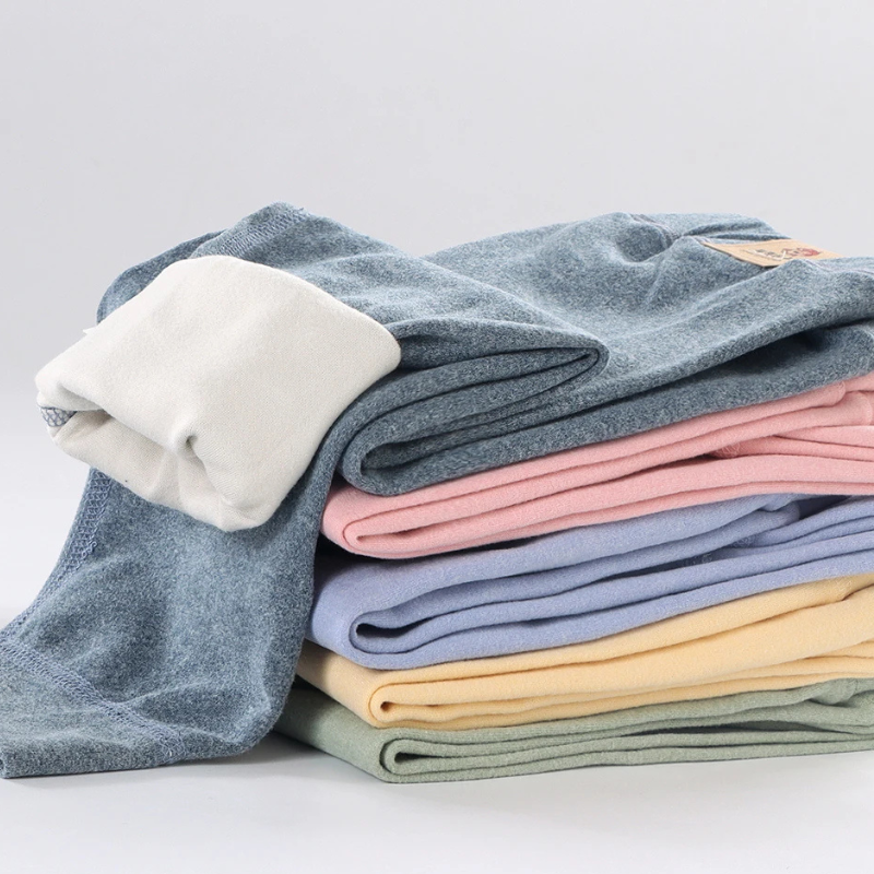 Enfant portant un pantalon polaire, jouant dehors