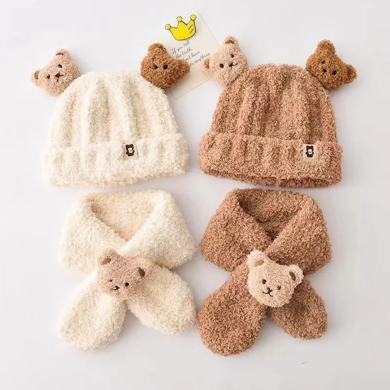 Écharpe bonnet d'hiver pour bébé en gros plan