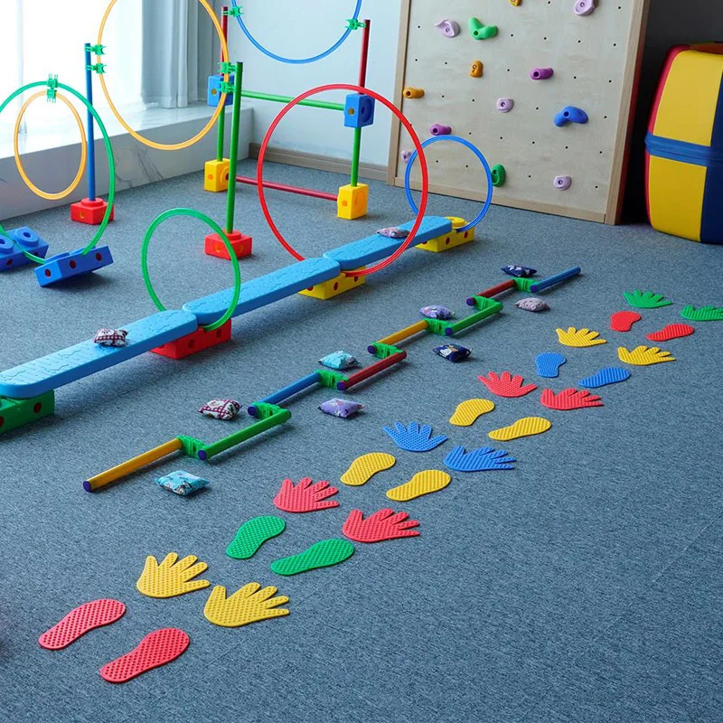 Gros plan sur une paire de mains en plastique coloré