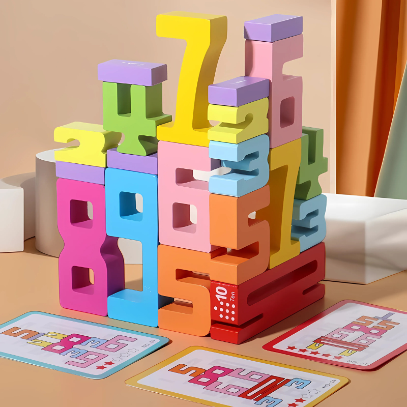 Main d'enfant tenant un bloc en bois coloré