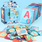 Main d'enfant tenant une carte alphabet en tissu coloré