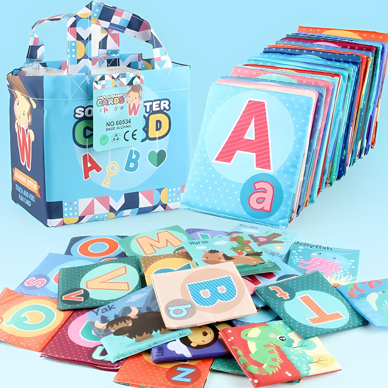 Main d'enfant tenant une carte alphabet en tissu coloré