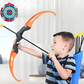 Enfant jouant avec un arc et des flèches en plein air