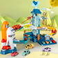 Enfant jouant avec une piste de course interactive