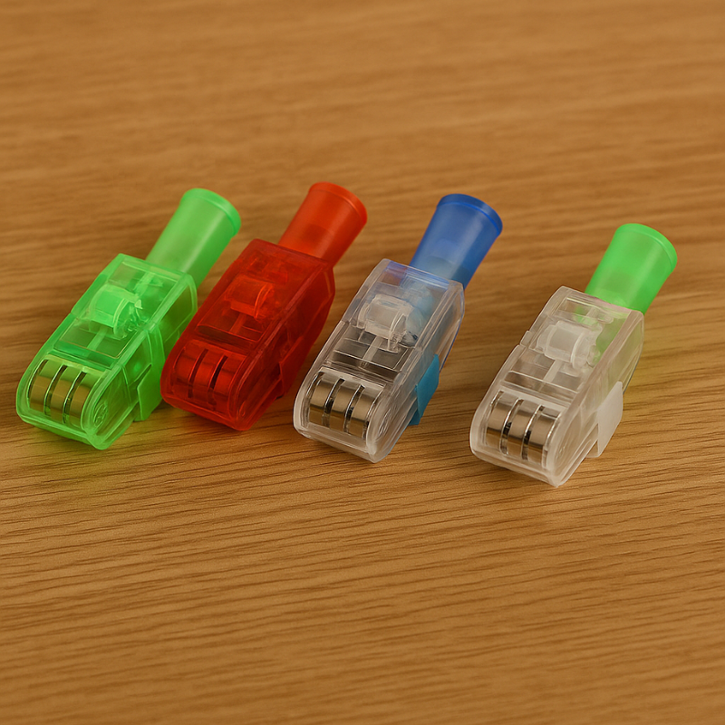 Gros plan sur une main avec lumières LED multicolores