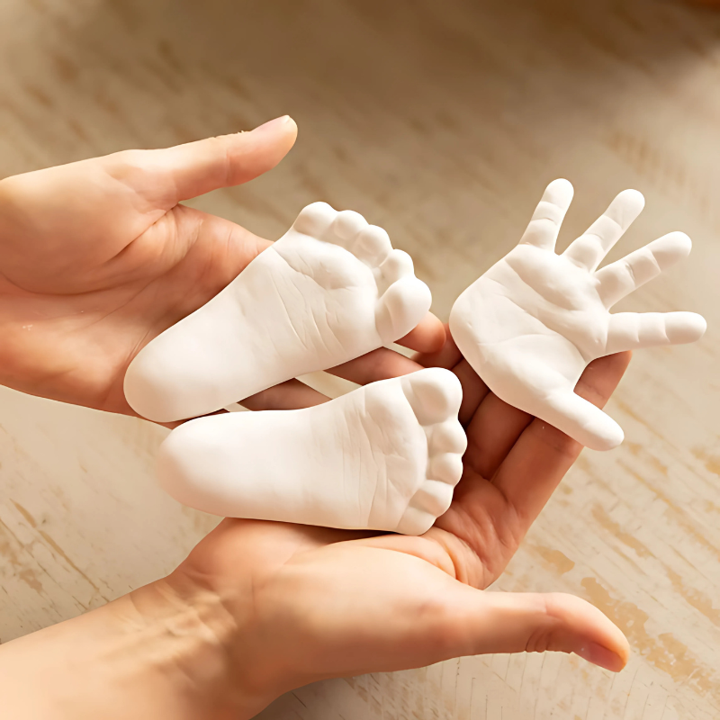 Empreinte détaillée de la main d'un bébé réalisée avec le kit