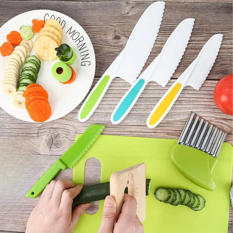 Main d'enfant tenant un ustensile de cuisine adapté aux petites mains