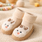 Chaussures chaussettes bébé avec semelle antidérapante en gros plan