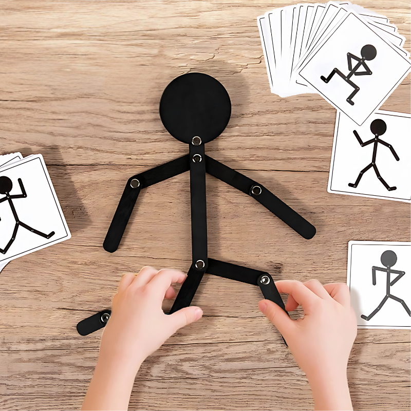 Main d'enfant assemblant un puzzle en bois multicolore