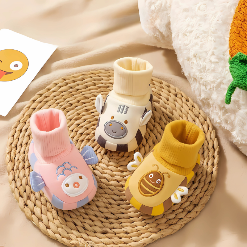 Vue de face des chaussures bébé avec semelle antidérapante