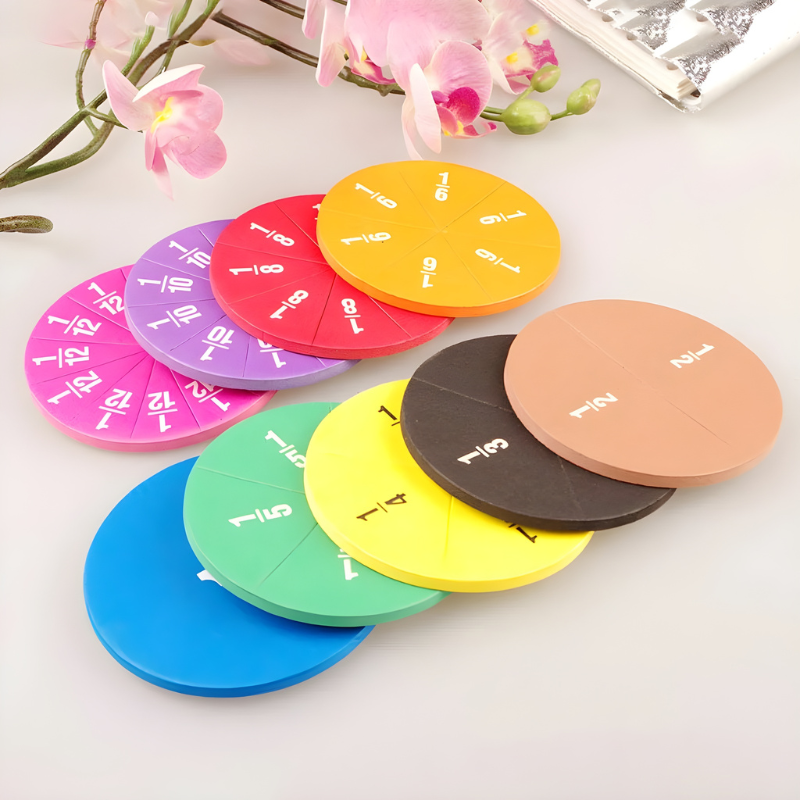 Enfant jouant avec des fractions colorées sur une table