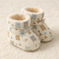 Vue de côté des chaussures bébé avec motifs ludiques
